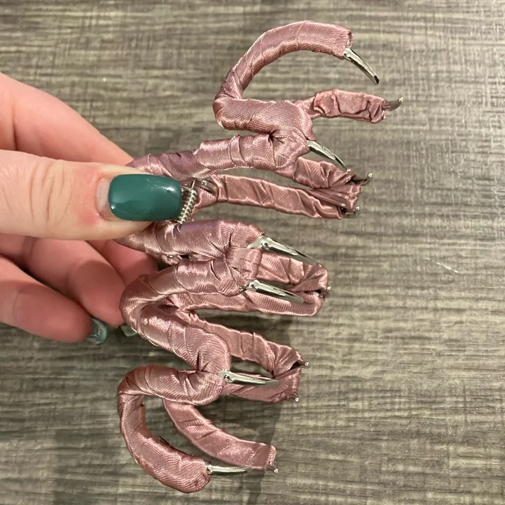 Wavy Claw Clip Rose